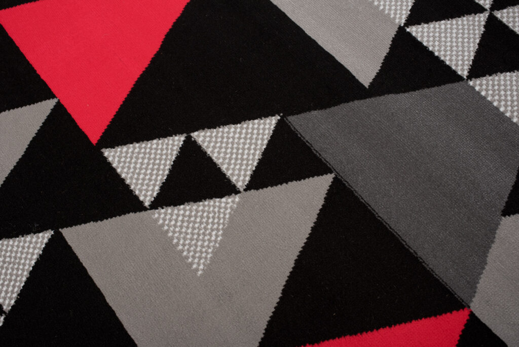 Tappeto Maya Grigio Rosso Geometrico Triangoli