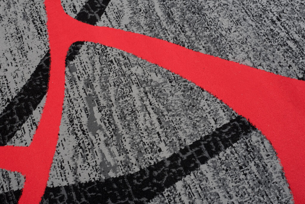 Tappeto Qmega Grigio Nero Rosso Astratto
