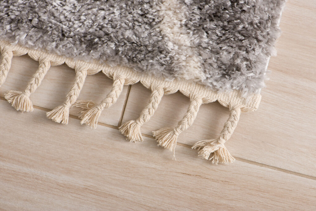 Tappeto Versay Grigio Crema Zigzag a Zigzag con Frange