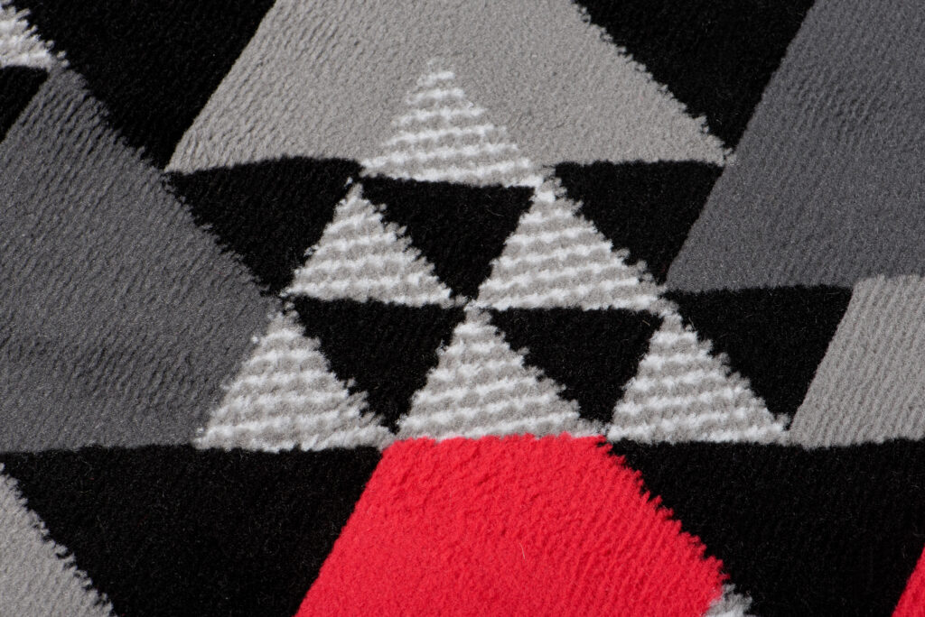 Passatoia Maya Grigio Rosso Geometrico con Triangoli