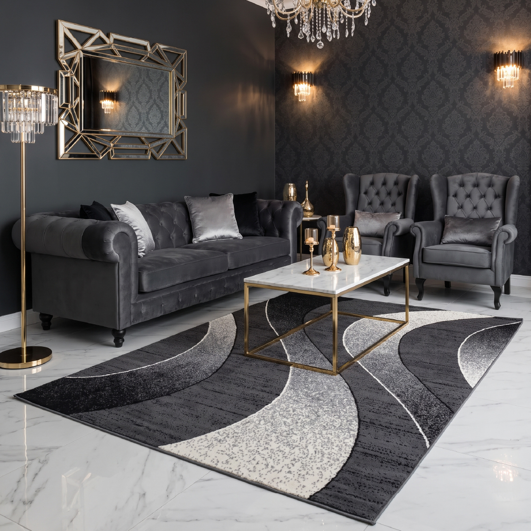 Soggiorno moderno ed elegante con tappeto grigio scuro e accessori metallici